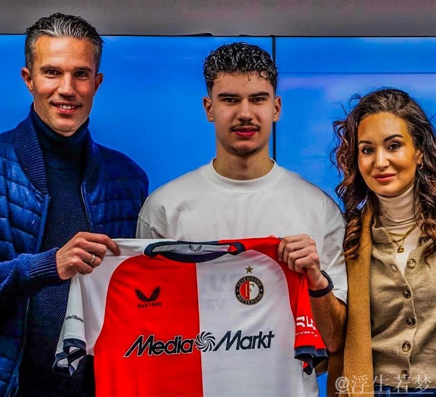 3万人见证!42岁范佩西执教 19岁儿子首秀:1米86踢中锋 3万人见证!42岁范佩西执教 19岁儿子首秀:1米86踢中锋